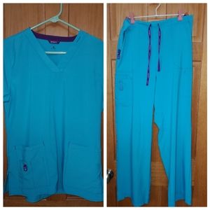 Set of Women's Carhartt scrubs (Medium)